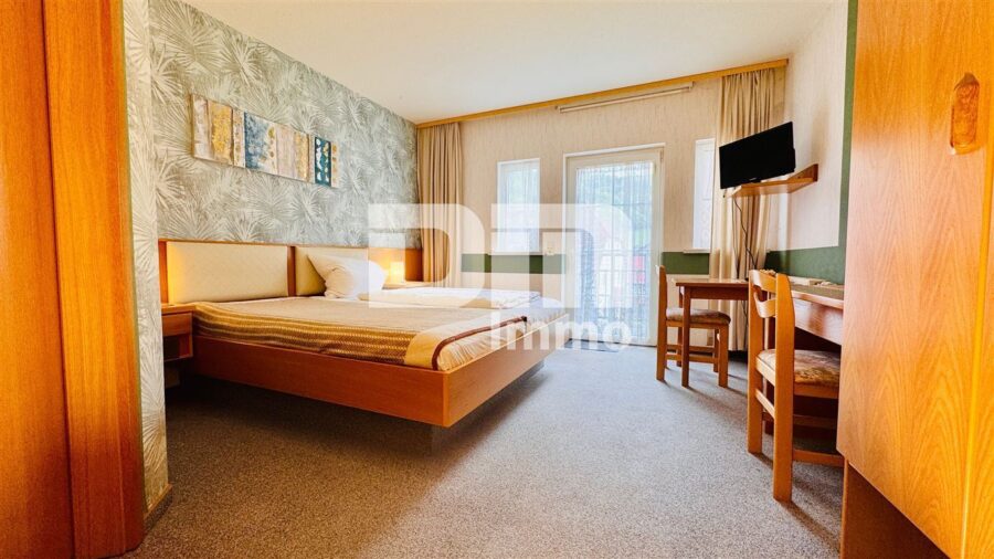 Opulente Gästehausanlage mit 13 Zimmern,2 Sälen,Gastronomiebetrieb + Betreiberwohnung - OG Gebäude 3 Zweibettzimmer / Duschbad / Balkon